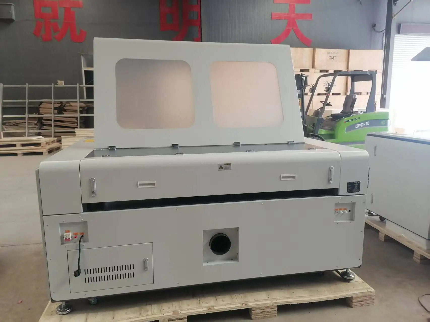 آلة قطع النقش بالليزر CO2 ذات التنسيق الكبير 1390 60 وات-180 وات عالية الدقة لقطع النقش على الجلد والأكريليك والخشب