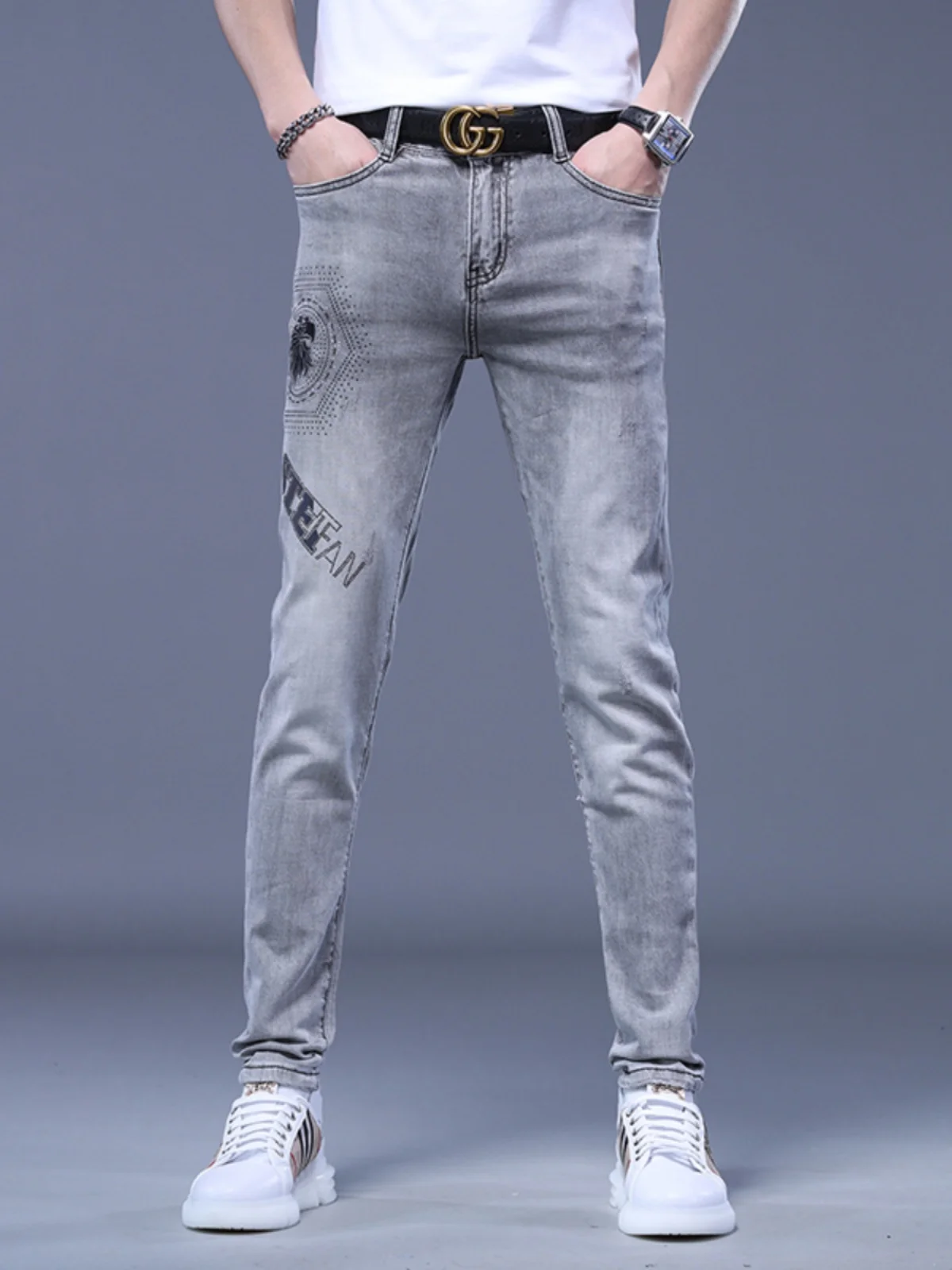 

Мужские джинсы Slim Fit: Новинка Весна-Лето, тонкие, с принтом и стразами, повседневные, стройнящие, длинные брюки из хлопкового стрейч-денима, средняя посадка, на молнии