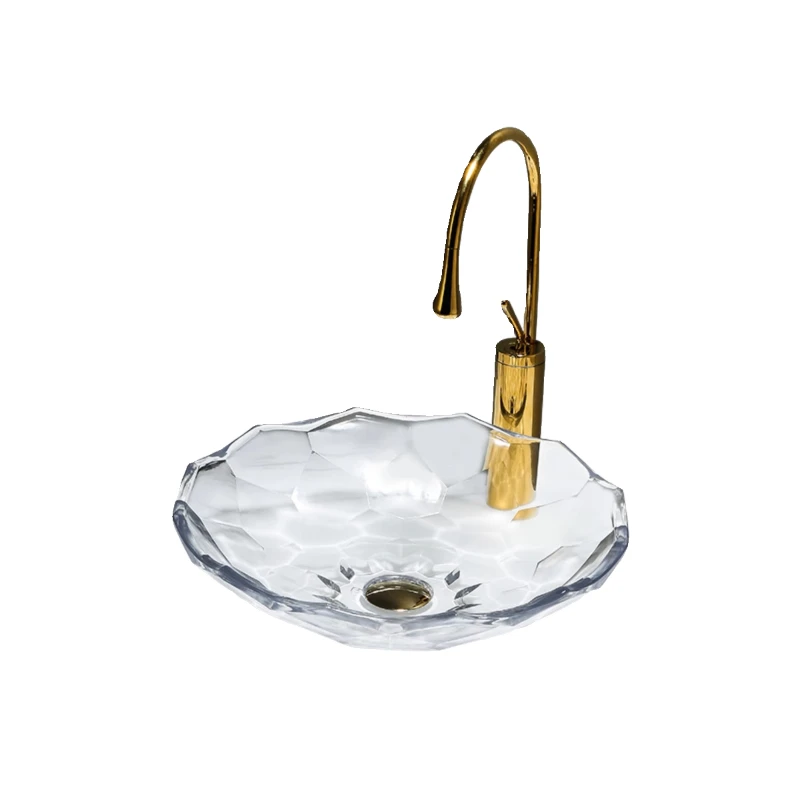 

Прозрачная стеклянная художественная раковина на столе. Бытовой характерный отель. Умывальник B & B.