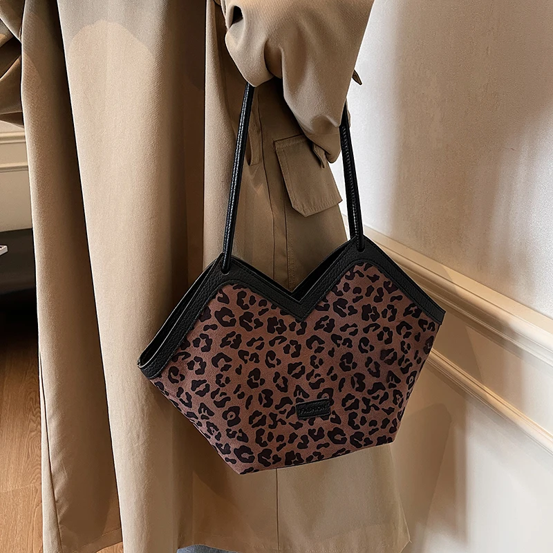 

Women Leopard Shoulder Bag Large Capacity Suede Cheetah Printed Tote Handbag Heart Shaped Tote Bag Ladies Outdoor Bag