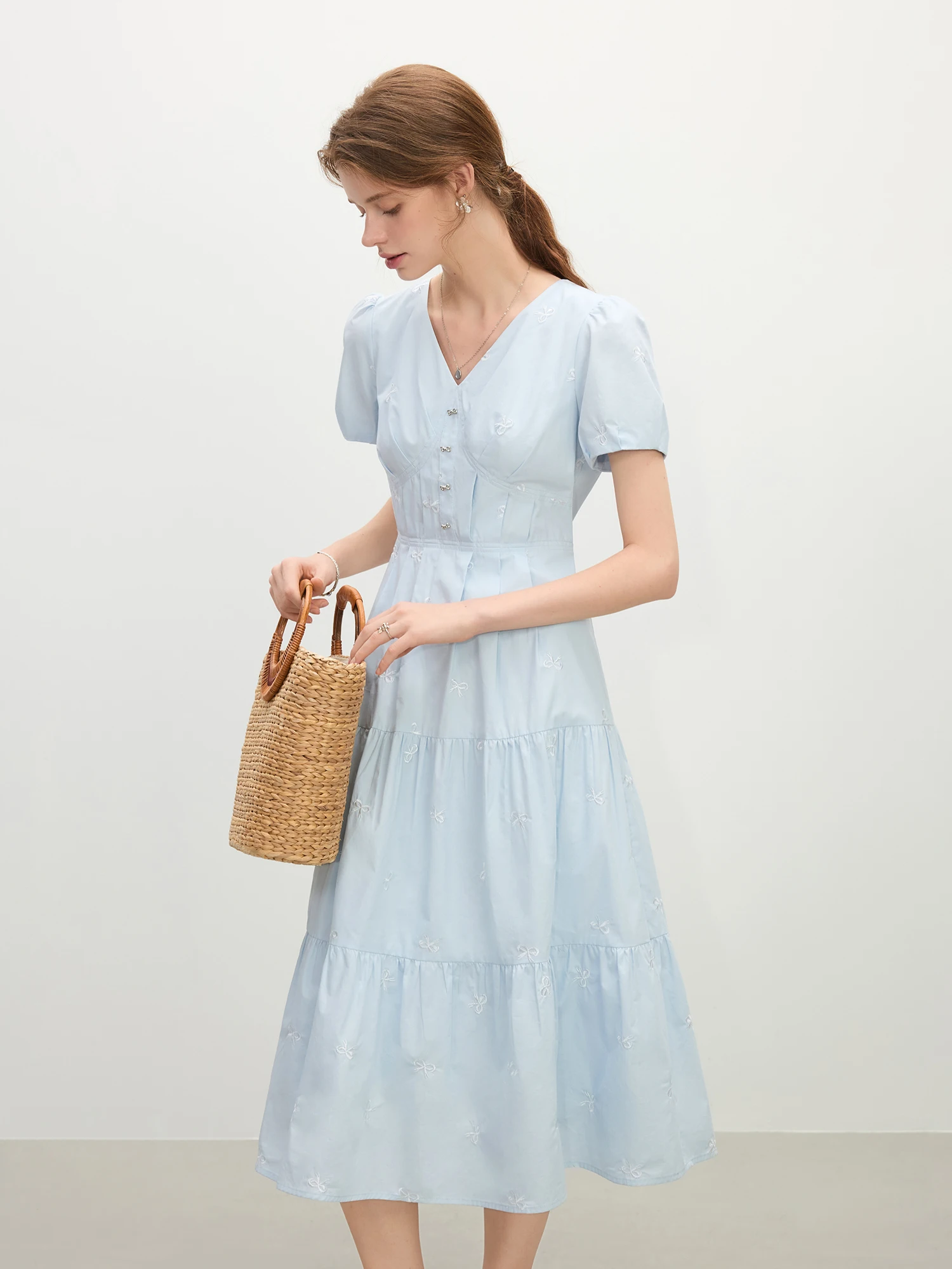 FSLE 2025 Vestido feminino de verão com decote em V evasê de algodão – saia azul em camadas com laço bordado e elegância casual 25FS12233