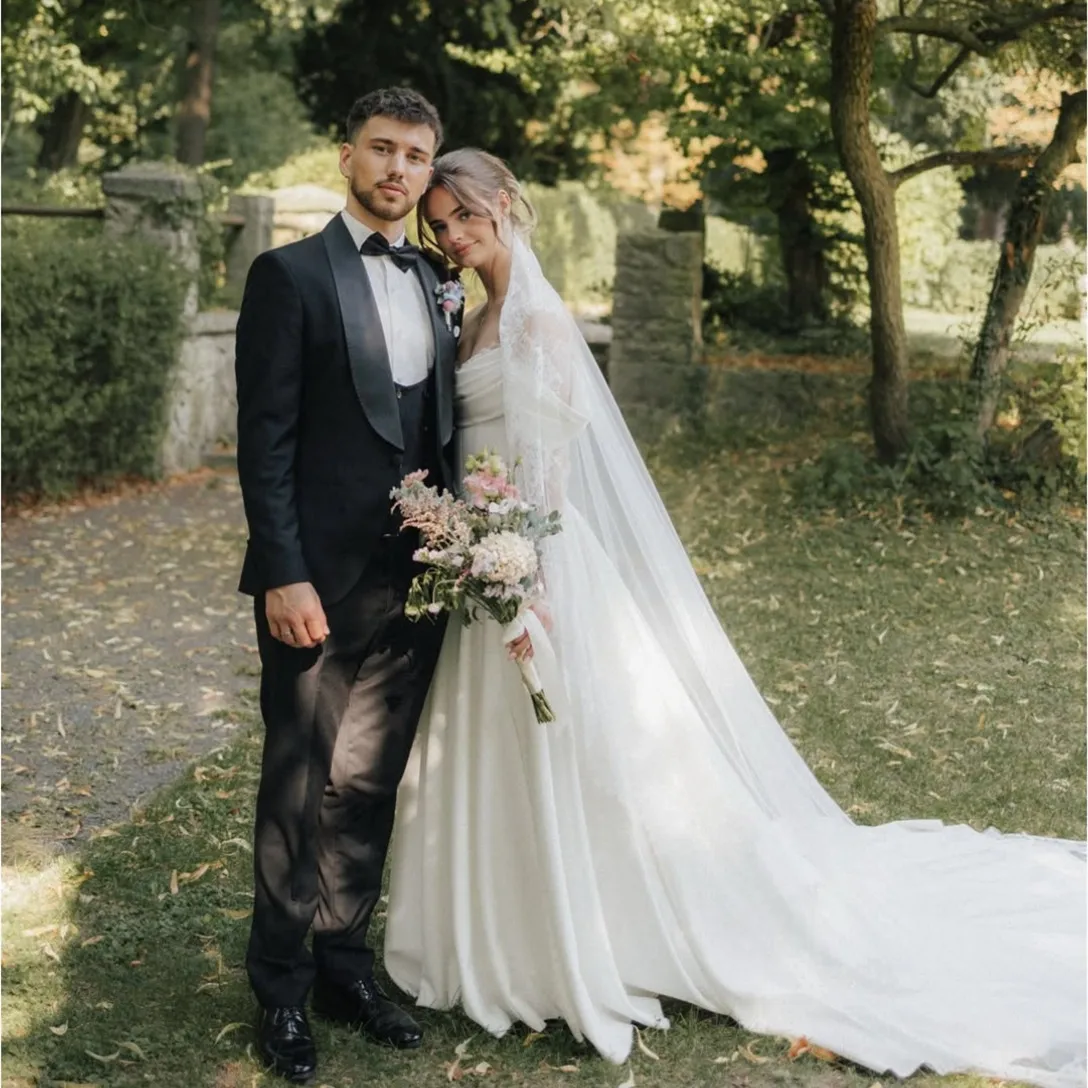 ชุดแต่งงานแบบยาวสั่งตัดพิเศษ ไหล่เฉียง ผ้าลูกไม้ ทรงเอไลน์ ผ้าเครปจับจีบ ผ้าทูลล์ ชายกระโปรงยาวลากพื้น