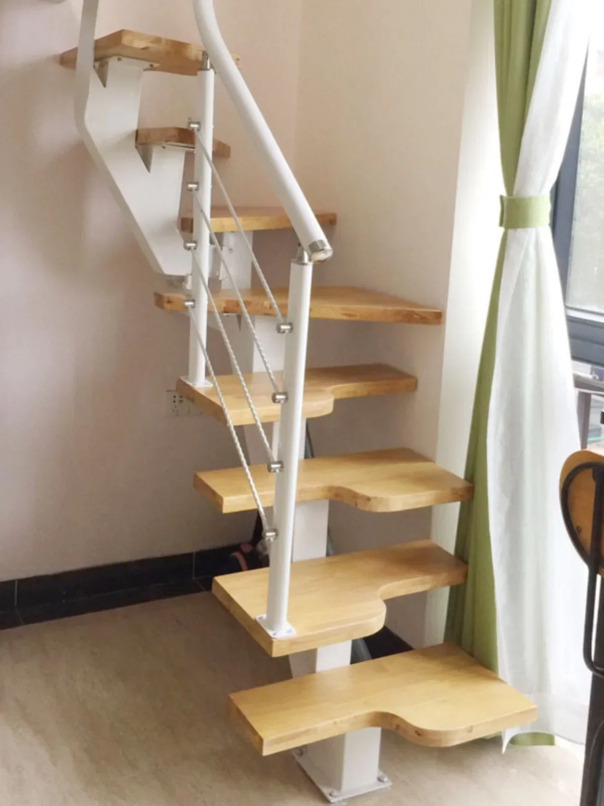 # Integrierte Treppe, kleine Wohnung, drehbarer Dachboden, Stahl und Holz, individuelle Treppe, Duplex-Haus