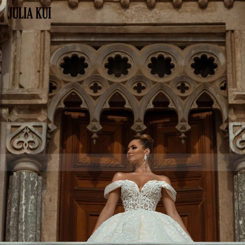 Julia Kui Vintage Off Shoulder Short Sleeves Sweetheart Ball Gown Wedding Dress With Beading Pearls Appliques Lace Bridal Gowns