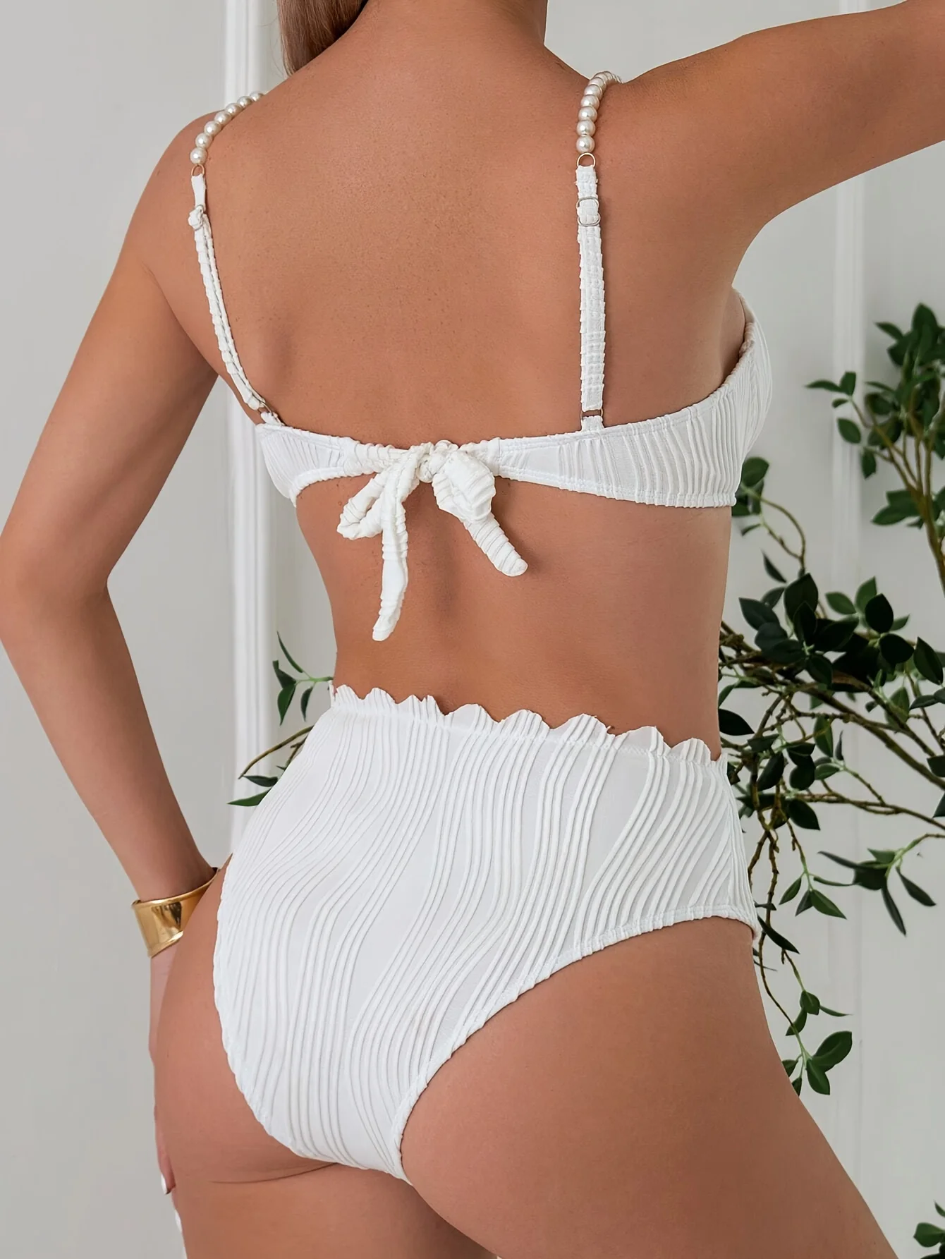 2026 Nieuw wit tweedelig badpak met ruches - geschulpte buste met parelbandjes, hoge taille en gegolfde onderkant, getextureerde stof, minimalistisch