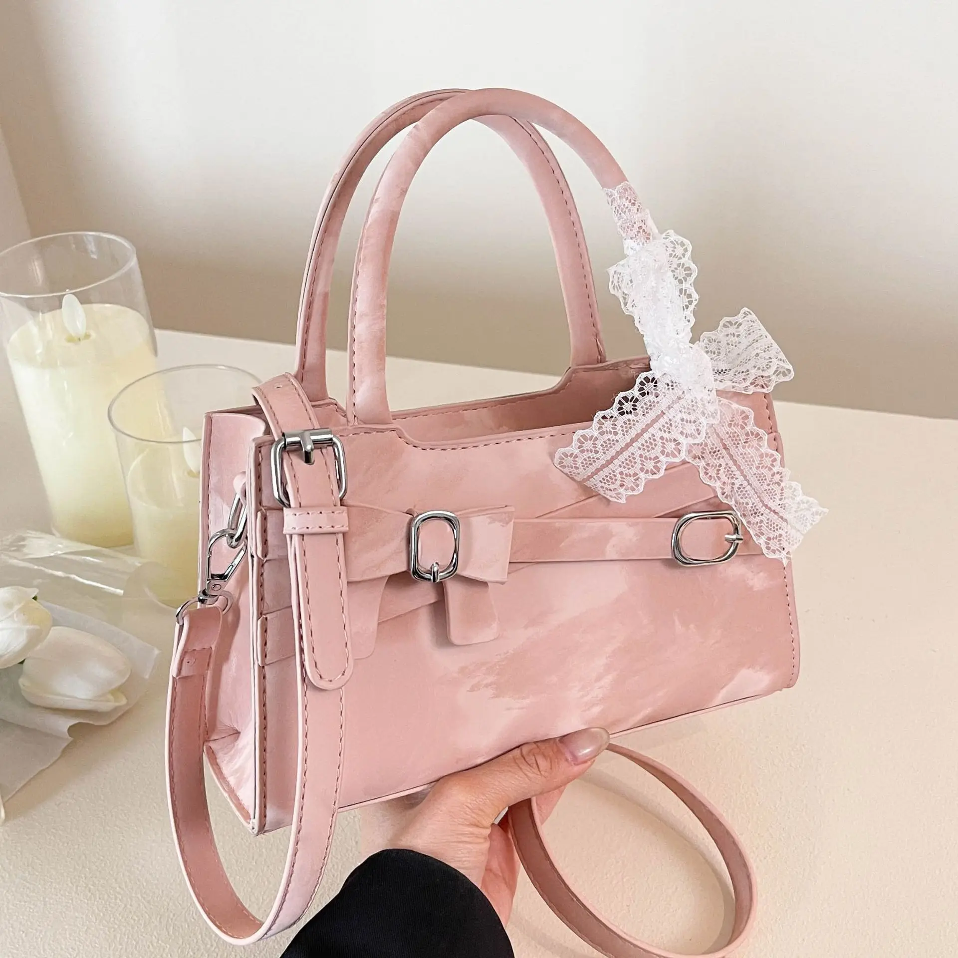 

Высококачественная универсальная маленькая квадратная сумка для женщин, весна 2023 года — новая сумка через плечо простого дизайна в модном стиле