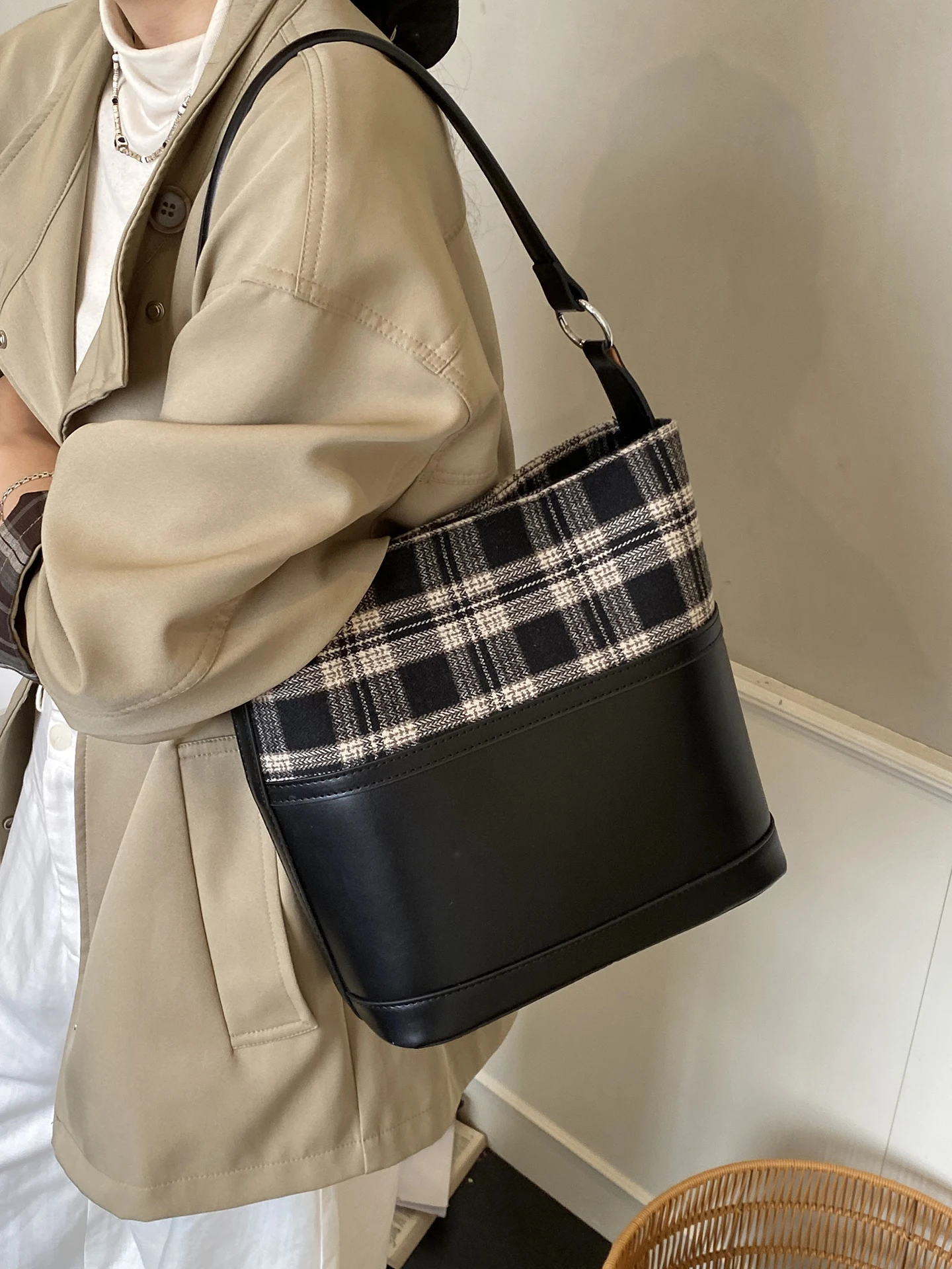 Korean Style Simple Plaid Splicing Large Capacity Bucket Bag 2026 Fashionable Trendy Women's Commuter Elegance Single Shoulde...