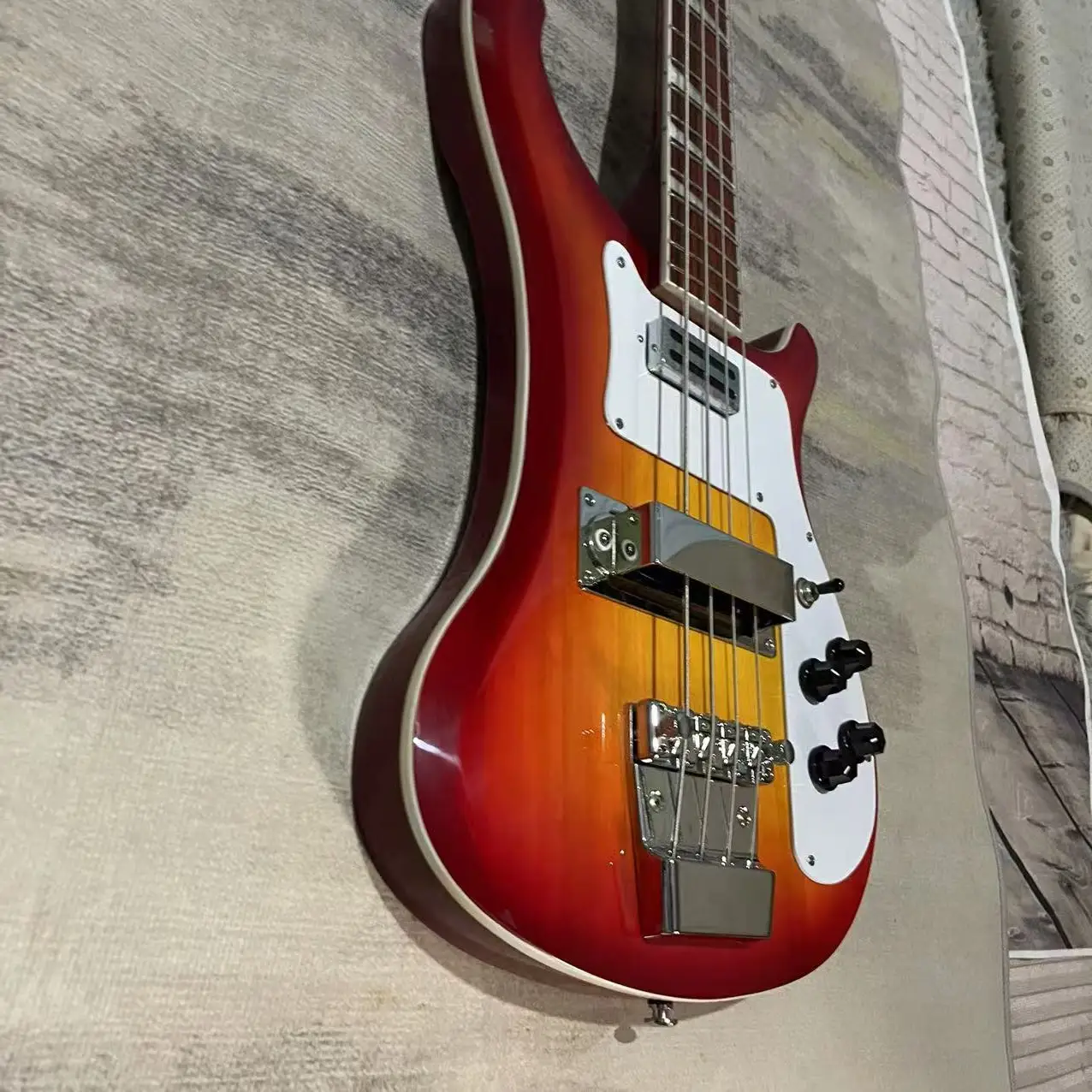 RickenBacker electric bass with 4 chords and a gradient red body. Factory photos of the actual shipment are available. Orders wi