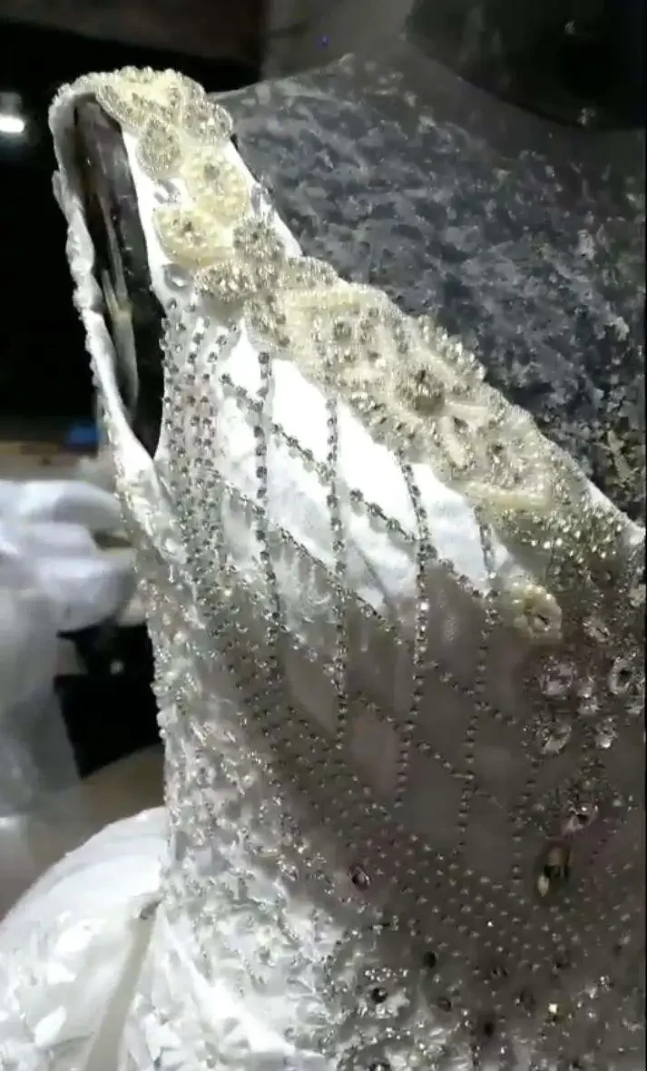 Vestido de novia de sirena blanco con cuello en V, cola de barrido de lentejuelas de cristal de encaje 3d con cuentas africanas brillantes de lujo personalizado, tren desmontable