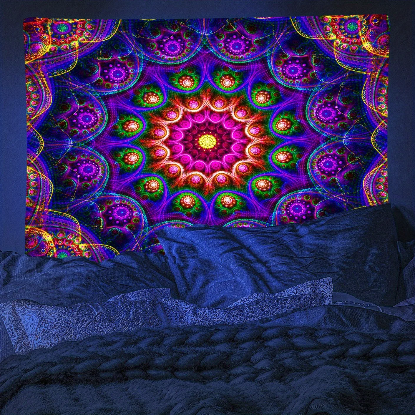 Una pieza de tapiz brillante de mandala bohemio, tapiz de poliéster vibrante y colorido para luz negra UV, adecuado para la deco
