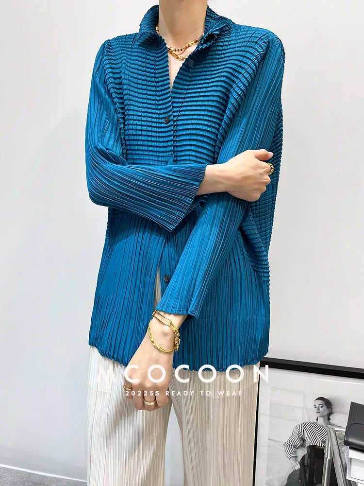 Miyake Plissierter Einreihiger Hemdmantel mit Stehkragen, Langarm-Cardigan, Designer-Luxuskleidung – Detail 16