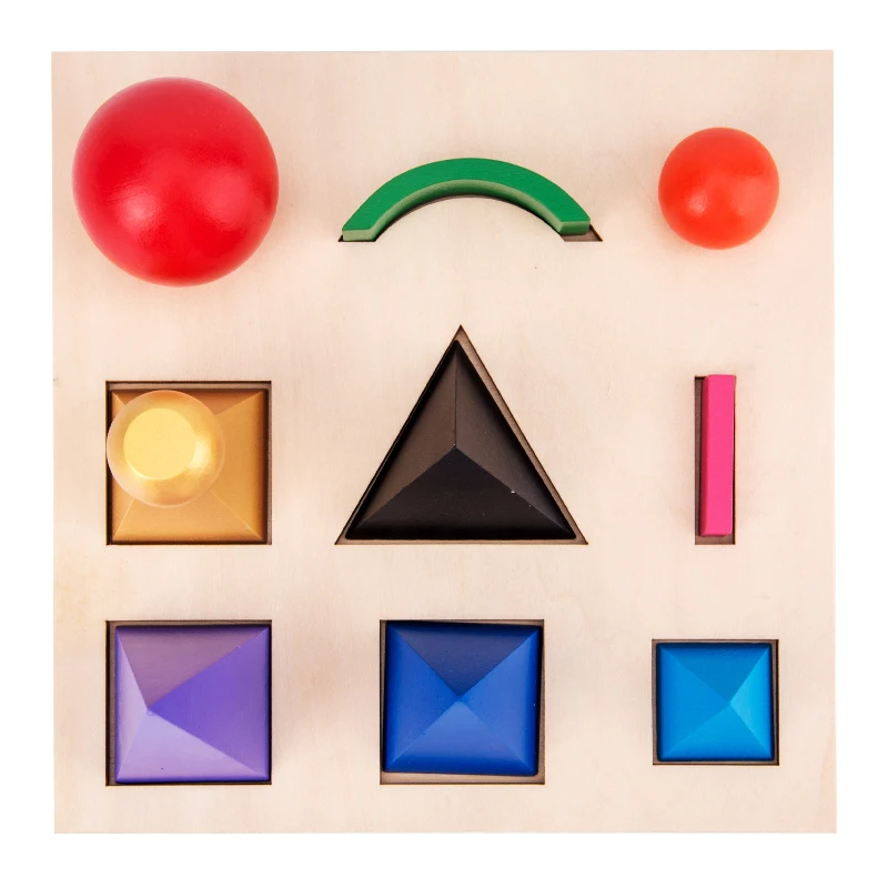 مكعبات بناء خشبية ثلاثية الأبعاد، تتميز بأشكال متنوعة مثل الهرامات والمجالات، توفر الأطفال بطريقة فائقة الحساسية