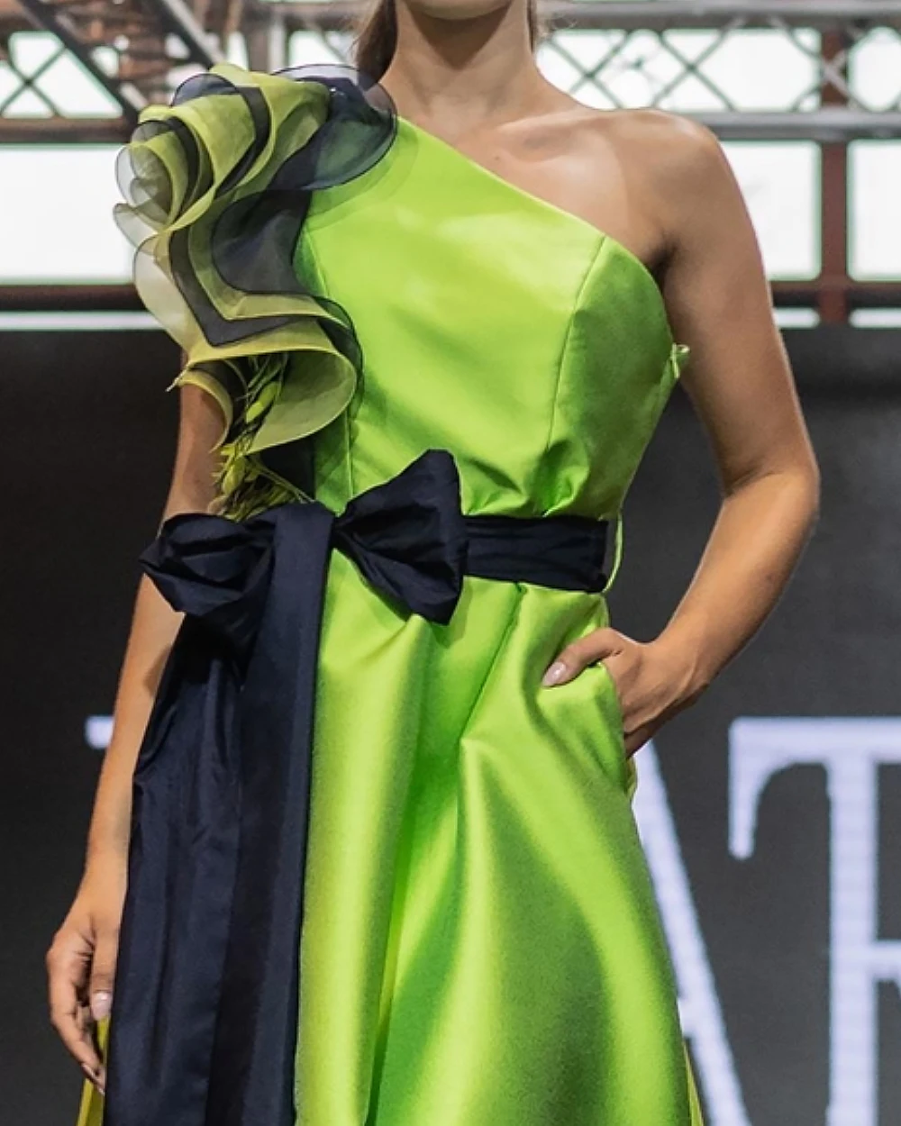 Vestidos de graduación con hendidura, vestido de fiesta asimétrico de un hombro hasta el suelo, lazos de cinturón, vestidos de noche formales de satén