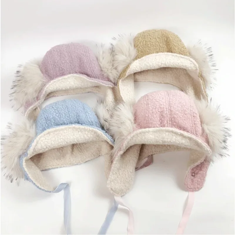 Niedliche Winter-Bombermützen mit Kunstfell-Pompons für Damen, weiche, flauschige Plüschmütze mit Ohrenklappen und Schleife, warme Schneemütze für den Außenbereich, Trapper-Mütze. – Detail 6