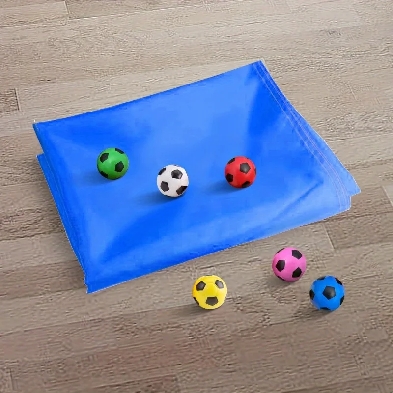 Une activité d'équipe avec 1 boule à lancer en tissu Blue Cave, adaptée au travail, au loisirs et aux partites familiales, équipée de 6 balles.