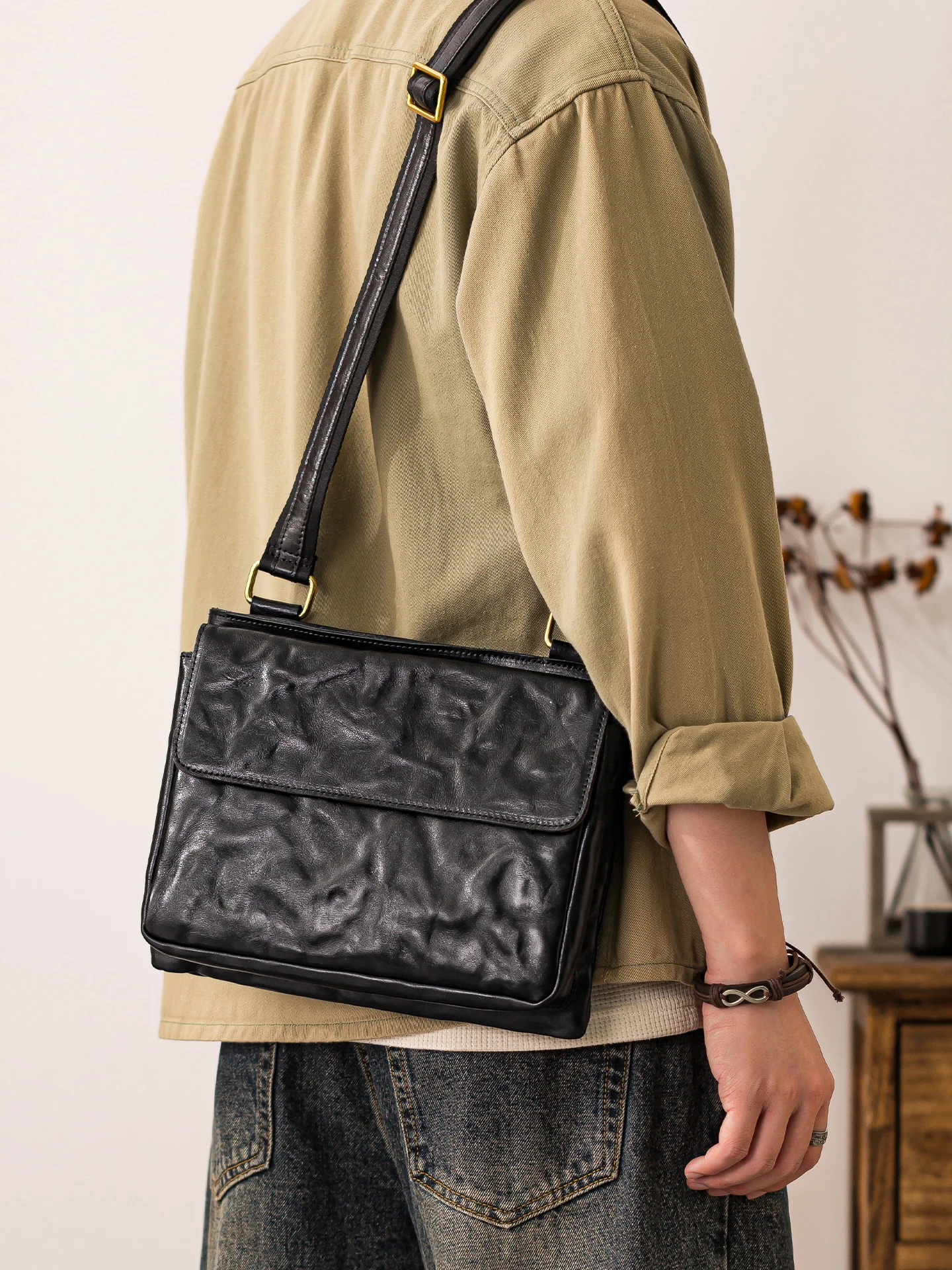 Vintage designer handmade genuine leather men's shoulder bag outdoor travel luxury pleated cow leather black crossbody bag