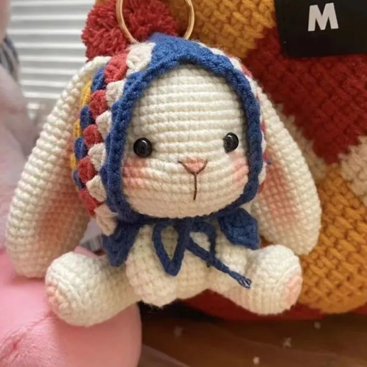 

Милый плюшевый брелок-кролик ручной работы, связанный крючком, с капюшоном и декором в виде моркови, в ретро-стиле, подвеска для сумки, подарок для коллекции и повседневного использования