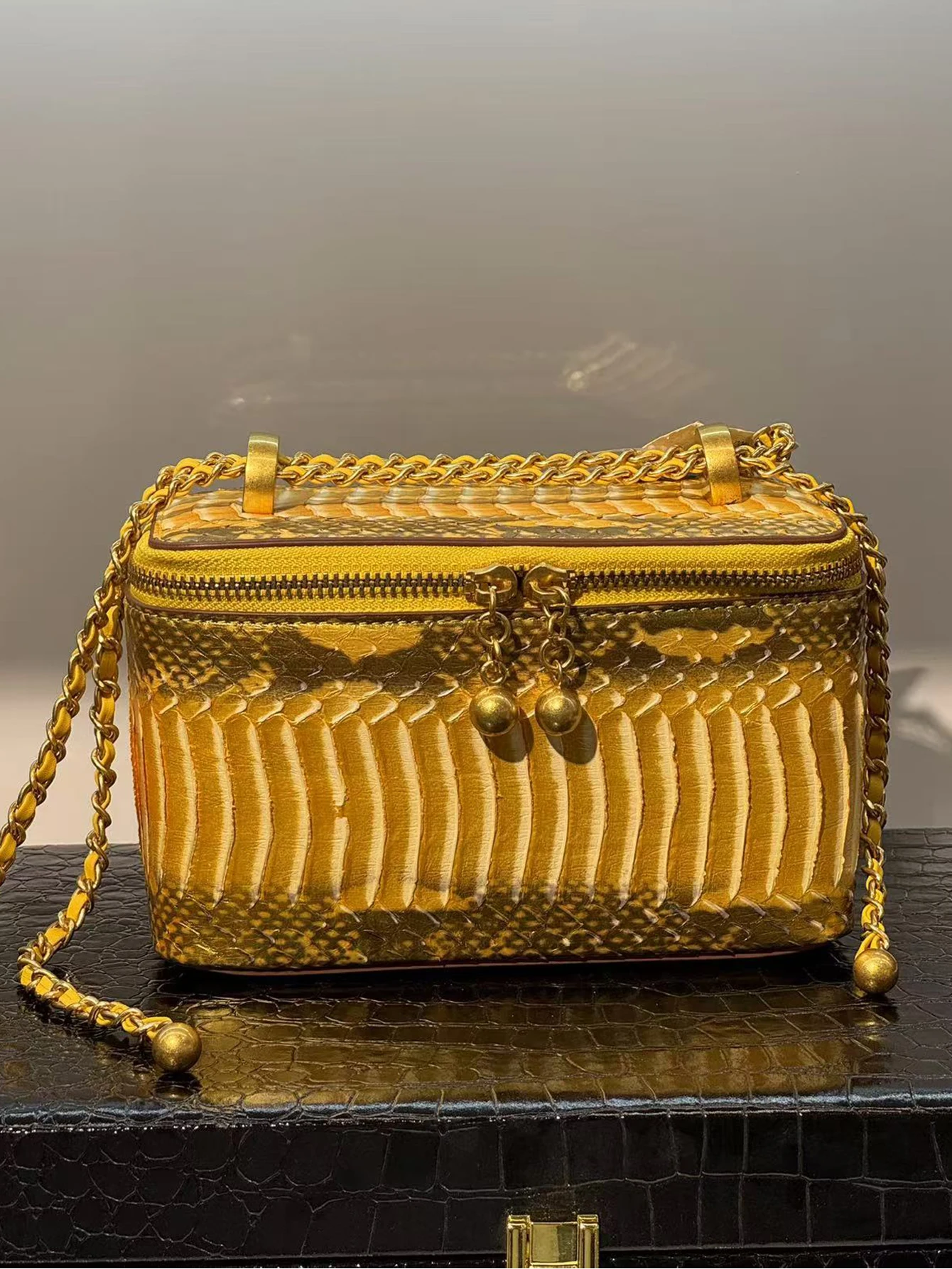 

Новая сумка-коробка на цепочке со змеиным узором, модная и уникальная сумка, легкая роскошная высококачественная нишевая сумка для подмышек