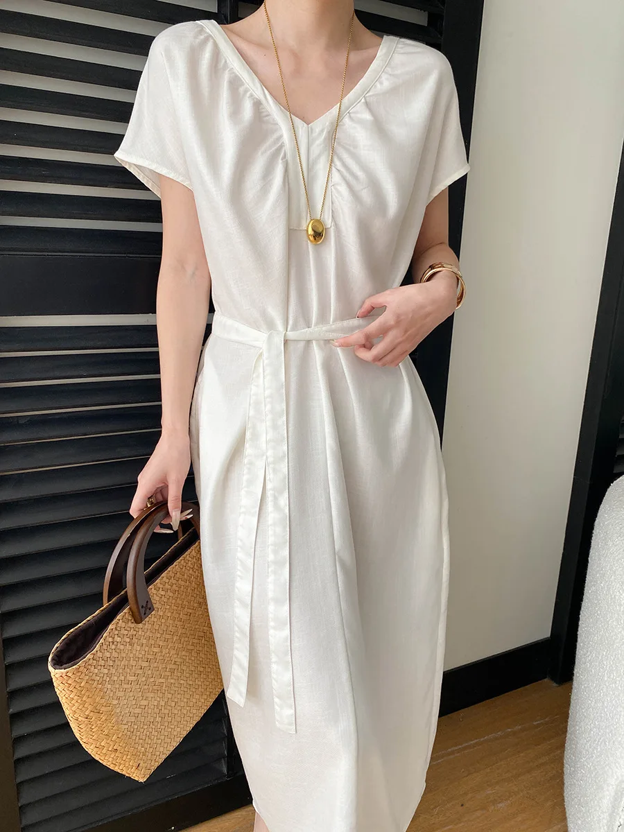 Sommerliches Damenkleid in unifarbenem Design mit V-Ausschnitt und Schnürung an der Taille für eine schlanke Silhouette. – Detail 7