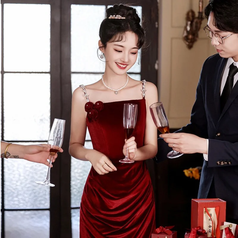 Neue Stil Toast Kleid Braut Weinrot Französisch Samt Abnehmen Hochzeit Kleid Strap Verlobung Kleid für Frauen Herbst Winter