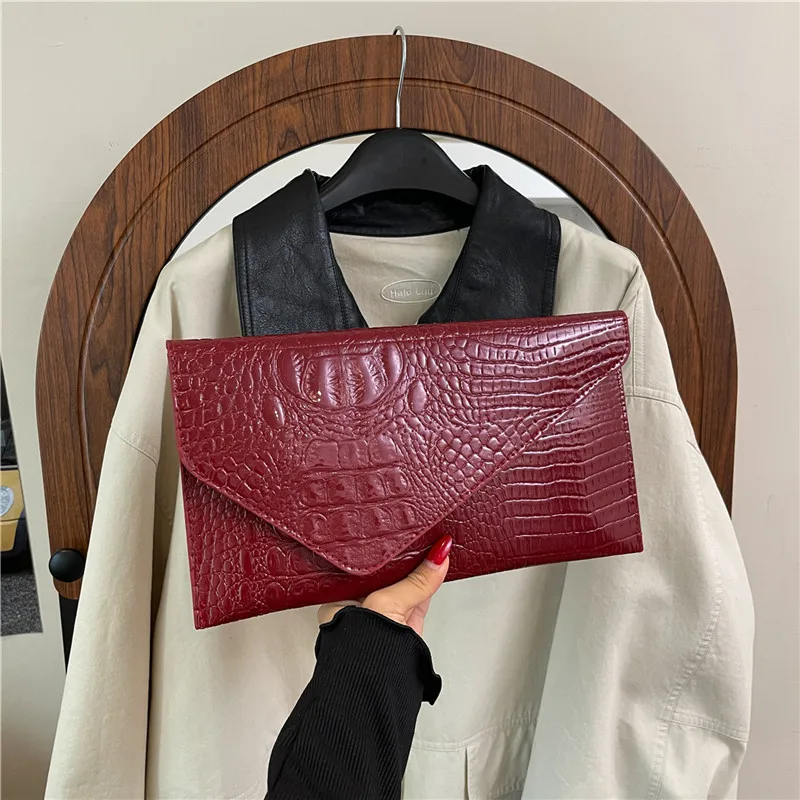 Women's Glossy Faux Leather Clutch Bag with Crocodile Pattern and Envelope Flap Elegant Evening Purse for Party Outings
