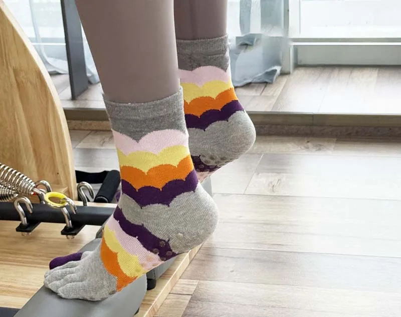 

Women's Split Toe Sport Fashion Pilates Socks Anti-Odor Ventilated Yoga Socks with Silicone Dots Colorful Five Finger Soc