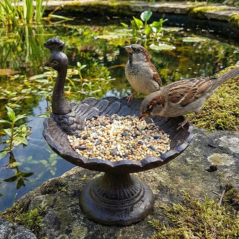 Nordic Minimalist Retro Cast Iron Craftsmanship Peacock Opening Screen Shaped Bird Feeder Ornament Bird Feeder Outdoor