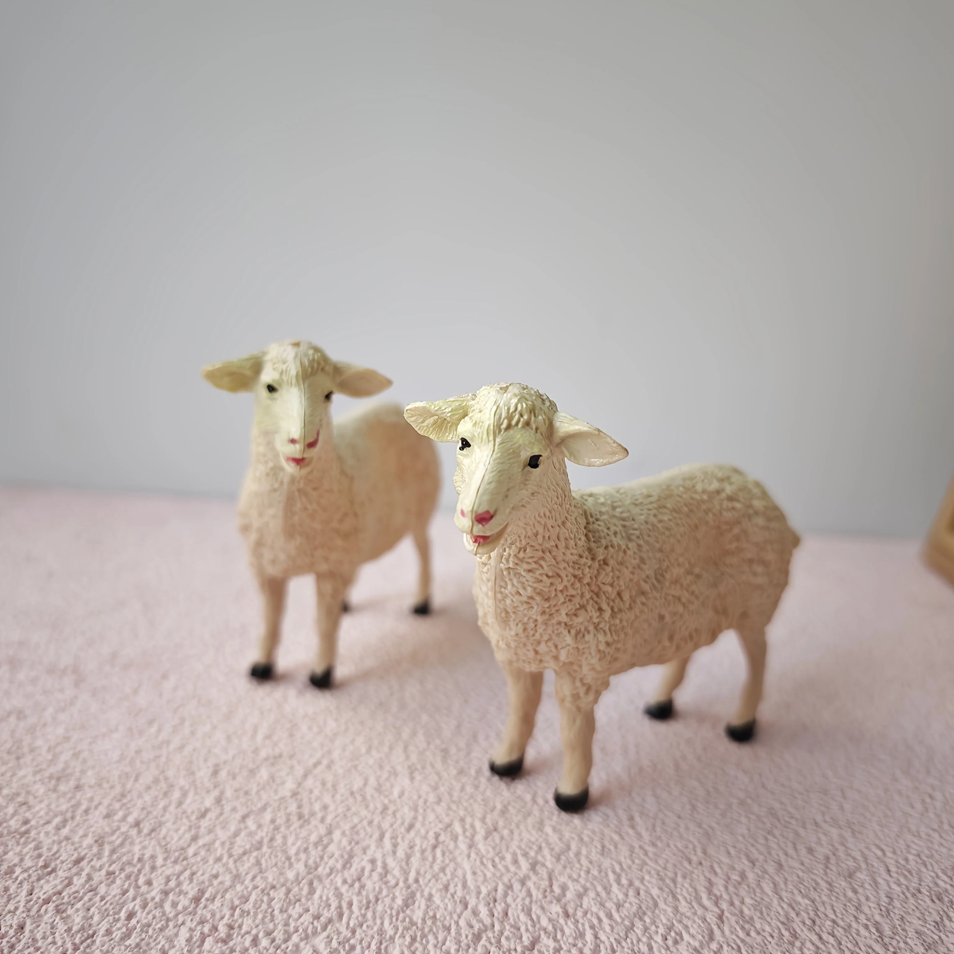 3-Piece Set of Sheep-Shaped Ornaments, Perfect for Use in Nativity Scene Decorations, Suitable for Home, Office, Garden, Pond, and Aquarium Decoration. Cute and Realistic Little Sheep-Shaped Ornaments