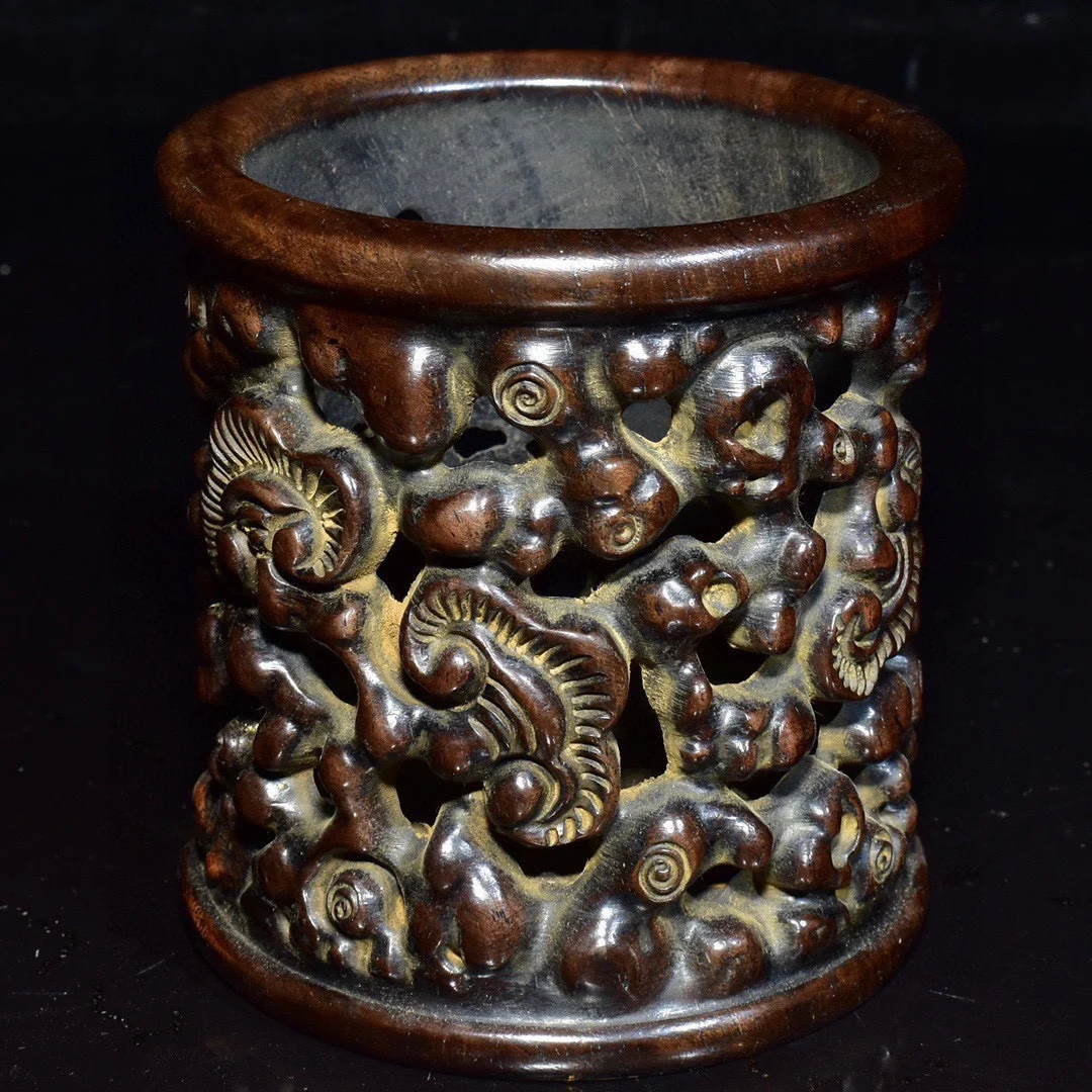 Chinese treasure blood sandalwood carved ganoderma grain pen holder Office study pen holder decoration