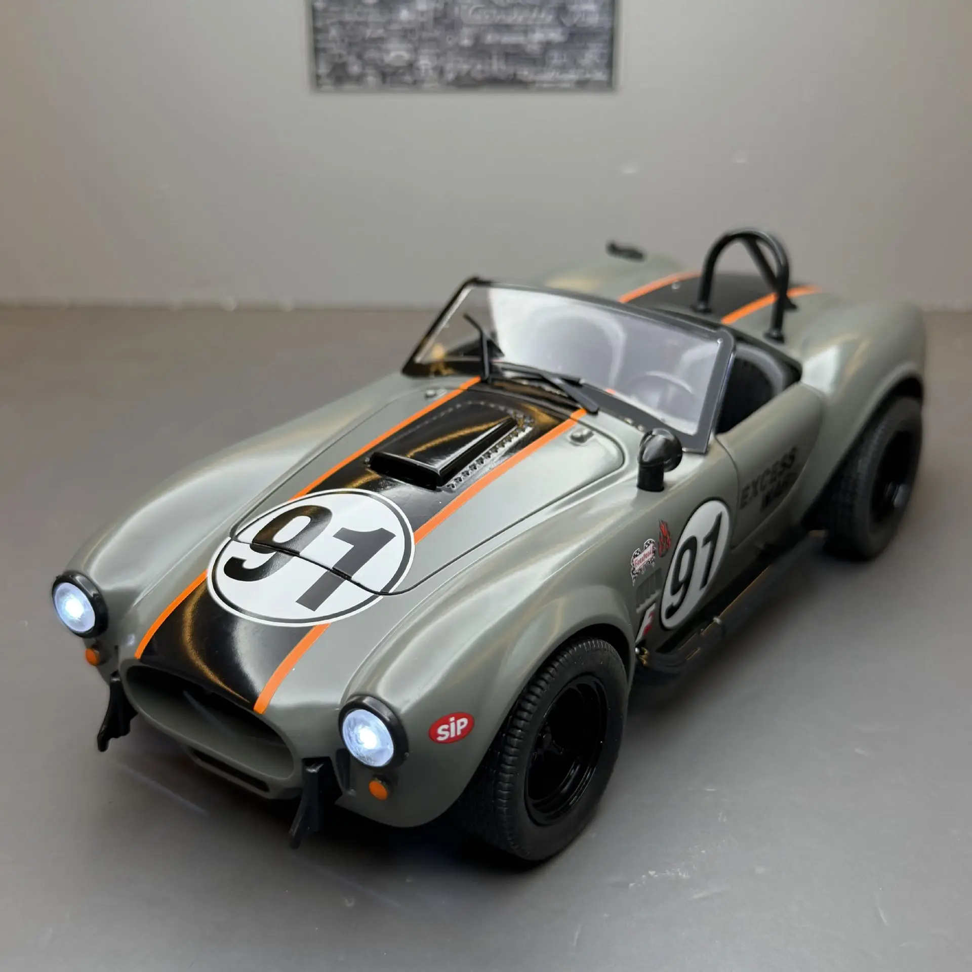 

Модель спортивного автомобиля-кабриолета Cobra 1:22, литая под давлением, со звуком и светом, игрушка для детей, подарок для мальчиков, коллекционирование, хобби