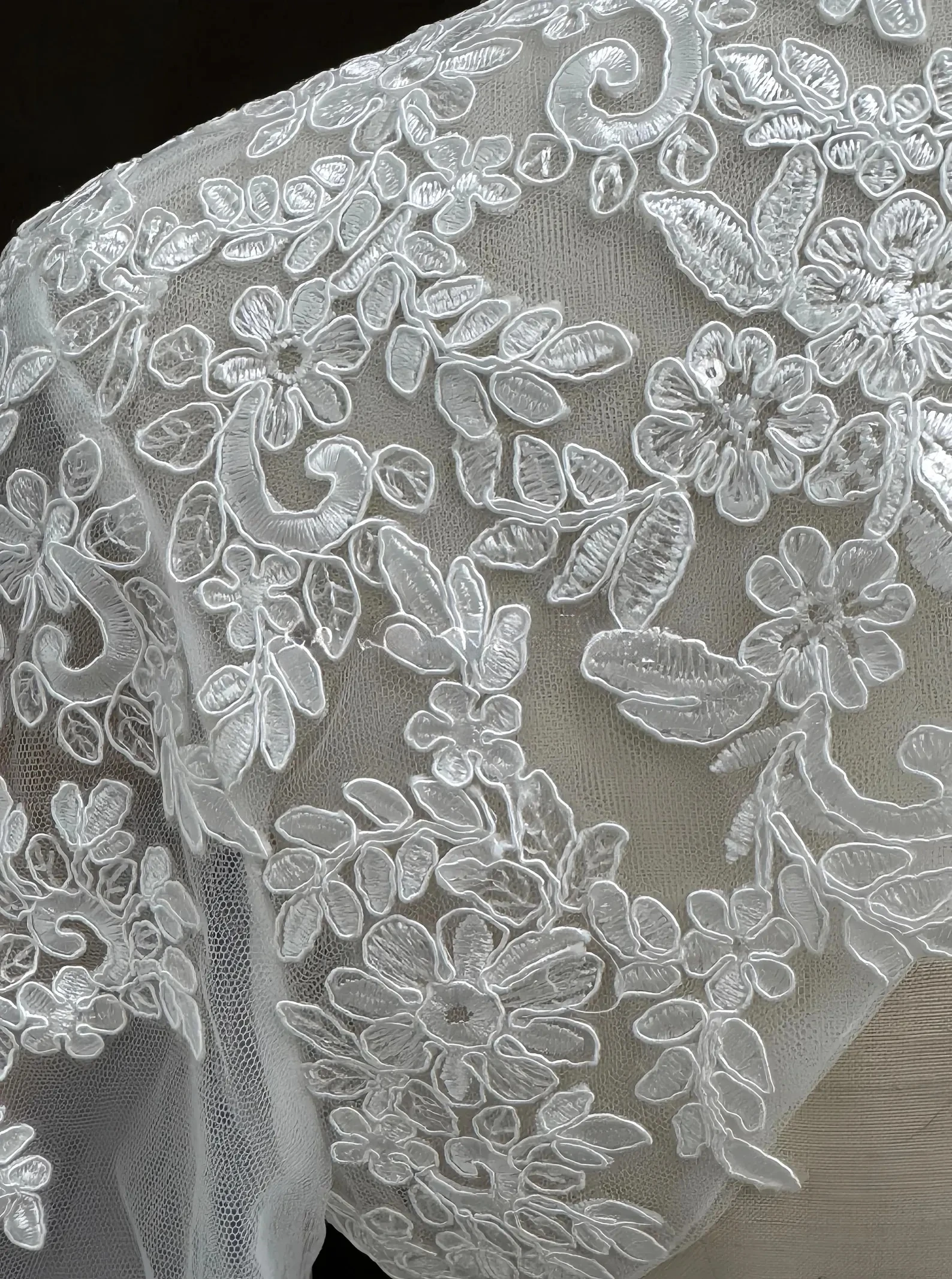 Customized Keyhole Back Wedding Boleros Lace Appliques Full Sleeves Soft Tulle Bride Shrugs Bridal Top Cover for Wedding Dress image 4