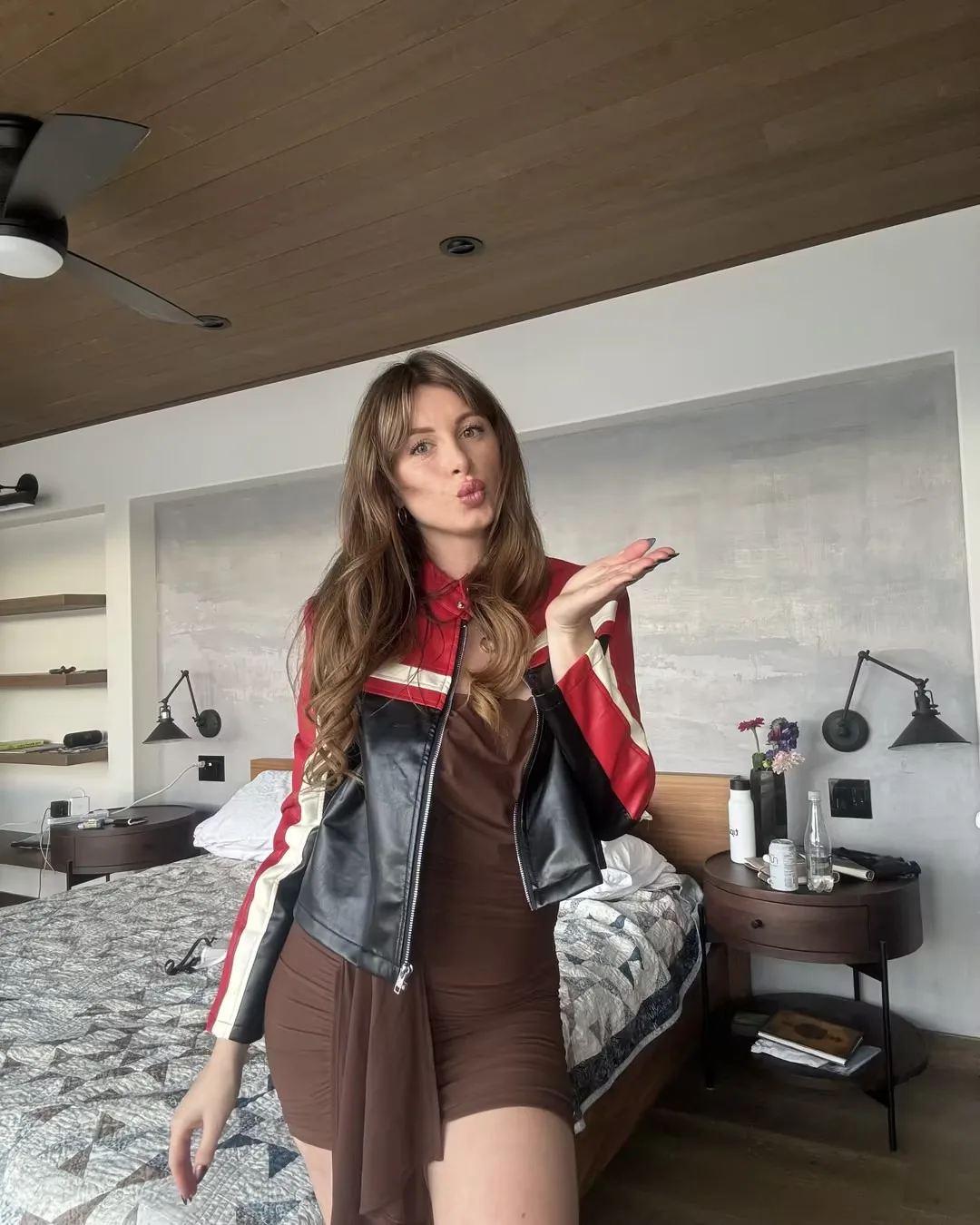 Fashion Contrast Short Leather Jacket Women Chic Full Sleeve Round Neck Zipper Bucket Cropped Jackets 2025 Lady High Street Coat