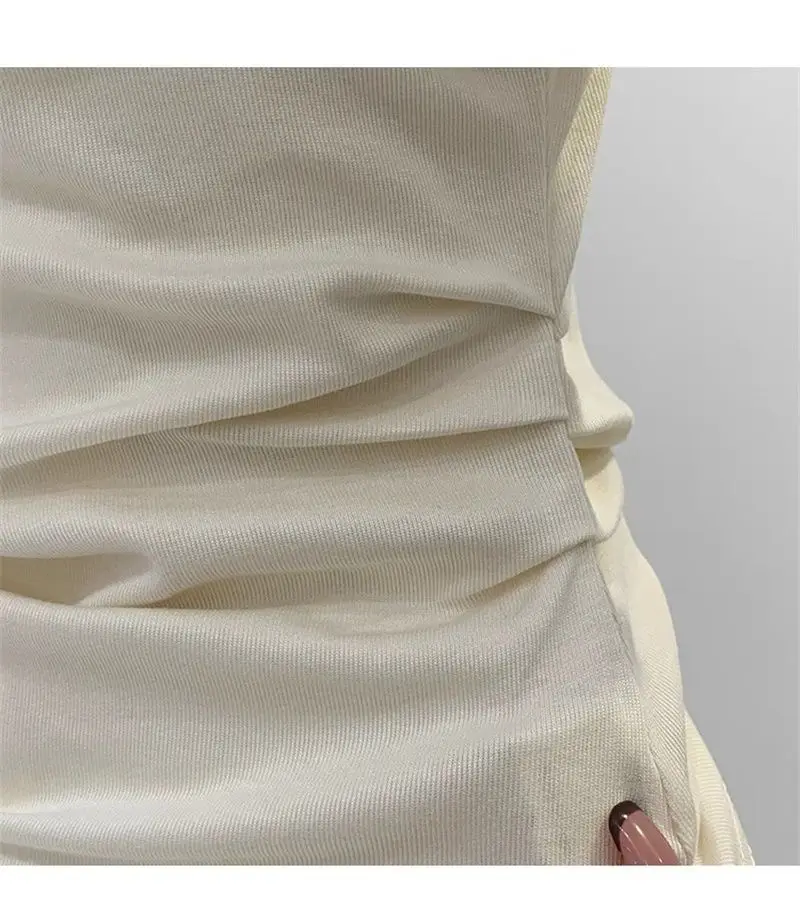 Sommerliches, schwarzes Damen-T-Shirt mit einem Schulterträger, kurzen Ärmeln, im koreanischen Stil, figurbetont, mit freiem Schulterbereich, modisch. – Detail 14