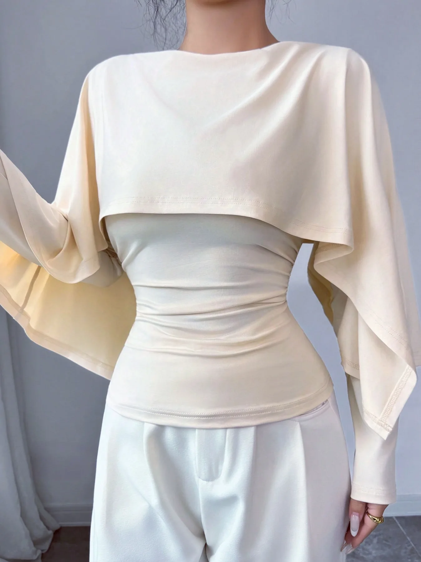 Elegante, schlanke, einfarbige Cape-Bluse für Damen, langärmelig, zweiteilig aussehend, figurbetont, schick, für Büro, Abend, Party, Dating, Alltag. – Detail 22