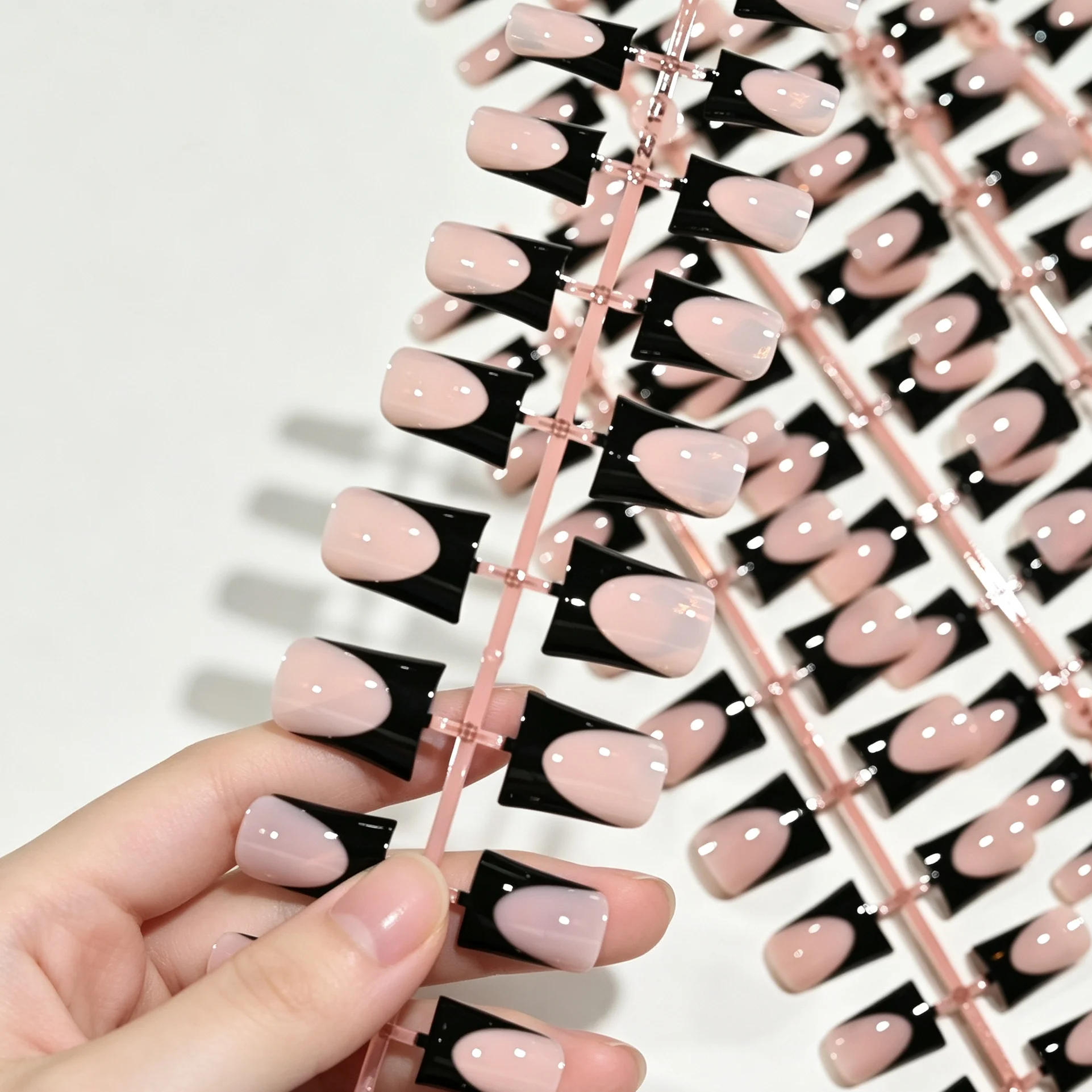 120 Stück Entenschnabel Schwarze Französische Nagelspitzen Nude Rosa Glänzende Tragbare Künstliche Nägel Kurze Quadratische Entenschnabel Weiche Gel-Aufklebenägel – Detail 1