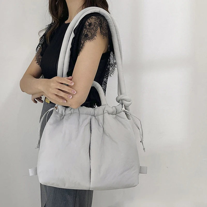 Bolso de mano informal de gran capacidad para mujer, bolso de mano acolchado de nailon de diseñador, bandoleras con correa anudada, bolso cálido 2024