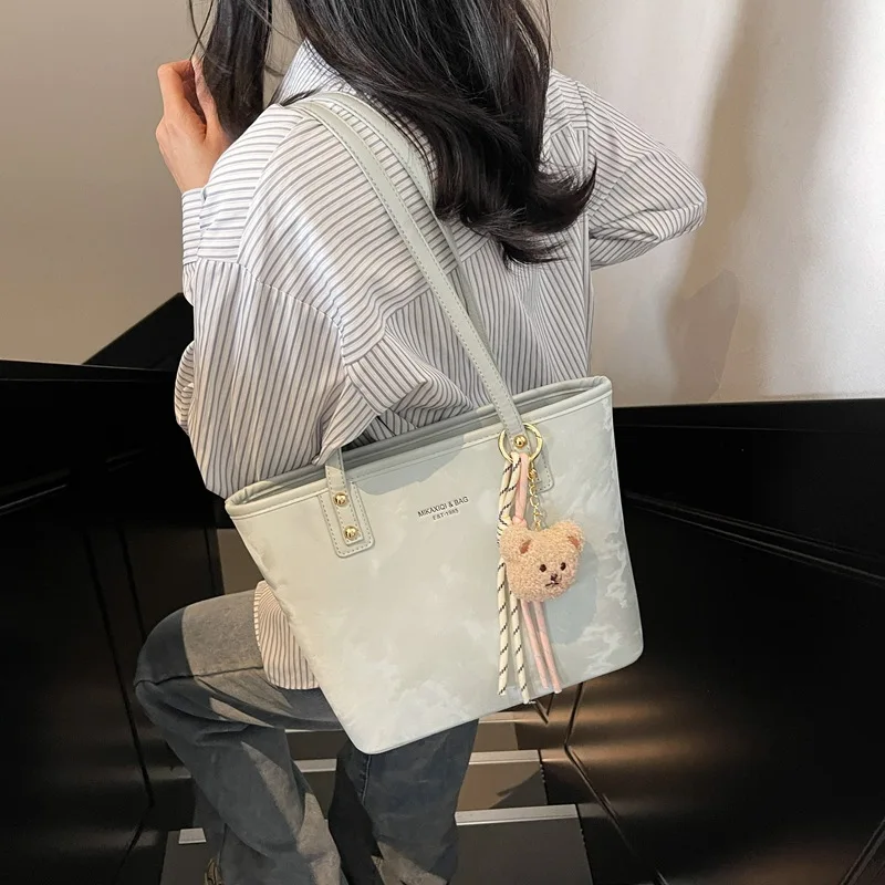 

2025 Summer New Large Capacity Casual CommuterTote Bucket Bag for Women - Stylish Shoulder Underarm Handbag for Work & Daily Use