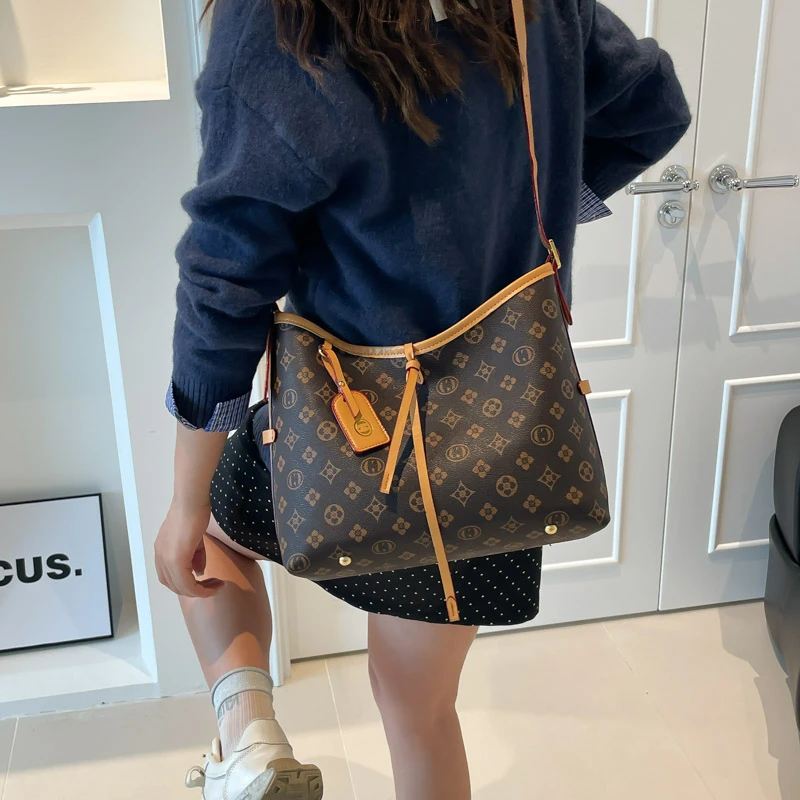 

Откройте для себя элегантную женскую кожаную сумку через плечо от известного дизайнера из роскошного бренда для классических и стильных дам.