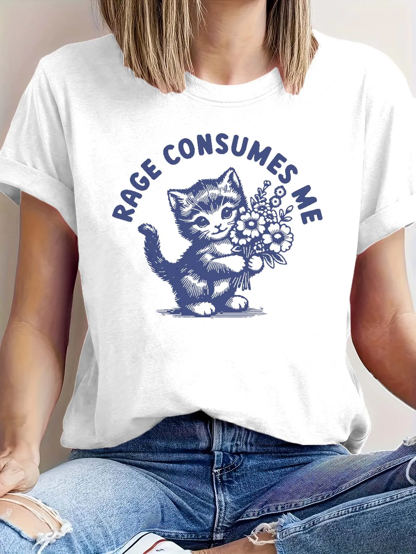 

Футболка с изображением причудливого кота больших размеров Rage Consumes Me Motiv с цветочным поворотом для игривой элегантности