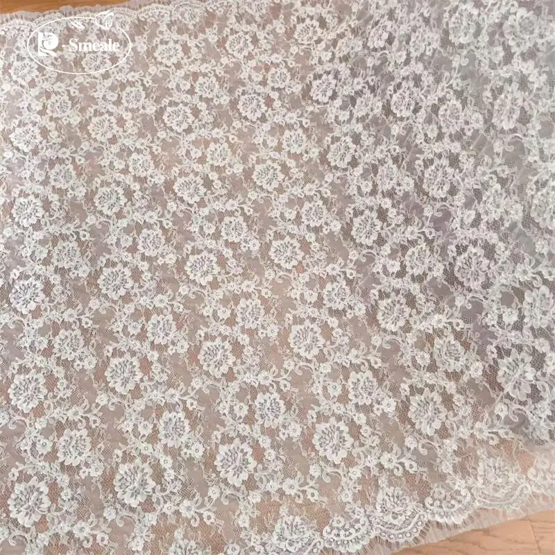 3MX1,5M Hochzeitskleid-Stoff mit weißen geometrischen Blumen. Hochwertiger Spitzenstoff mit Wimpernrand. – Detail 6