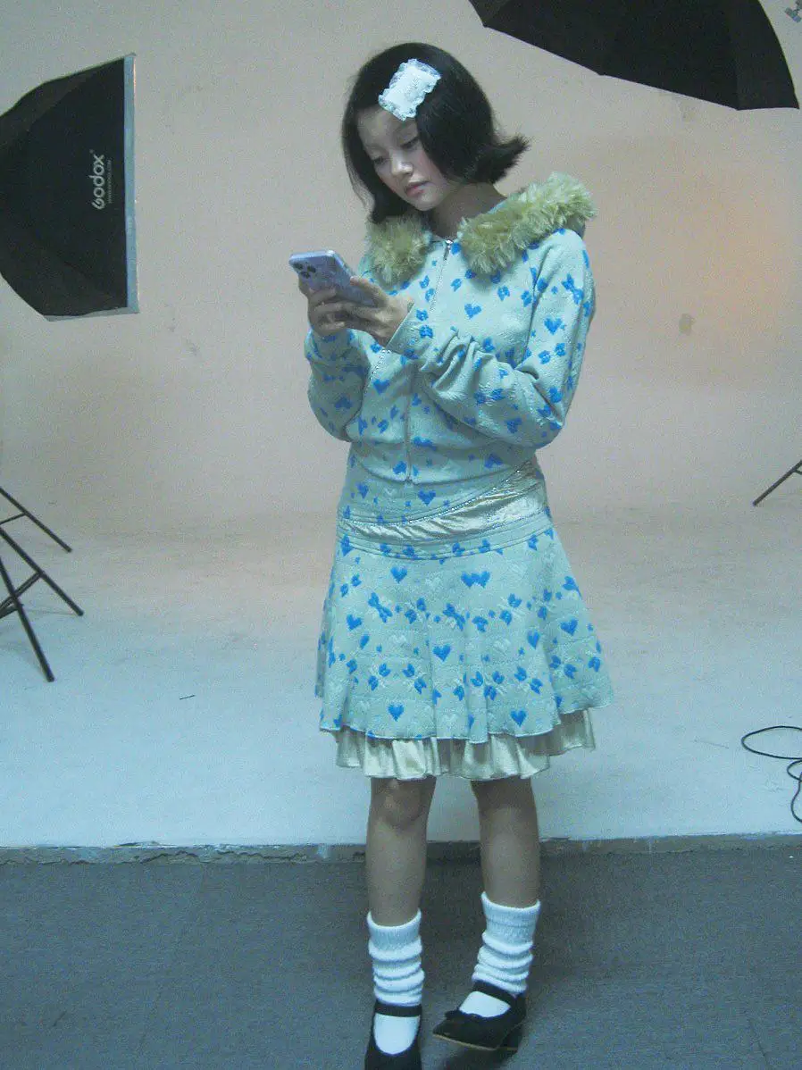 

Очаровательный комплект юбки с капюшоном и меховой отделкой в стиле ретро в виде снежинки и сердца, модная застежка-молния, длинный свеч, полиэстер...