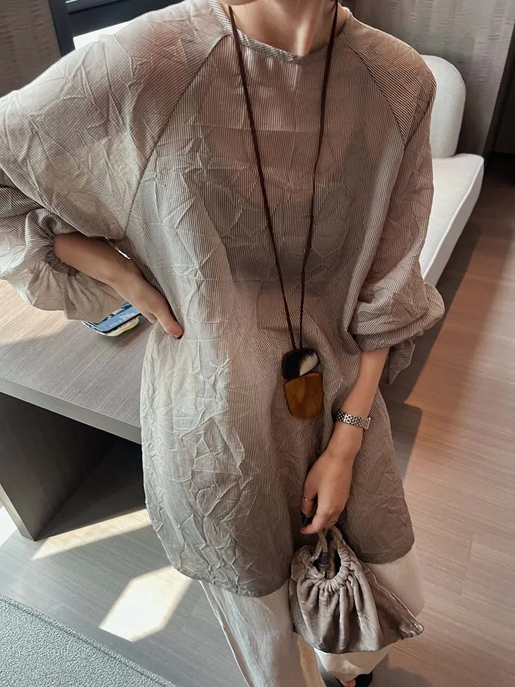 

Женское летнее платье с круглым вырезом, рукавами-баллонами, драпировкой и полосками, из ультратонкой вискозы, прямого кроя, модное