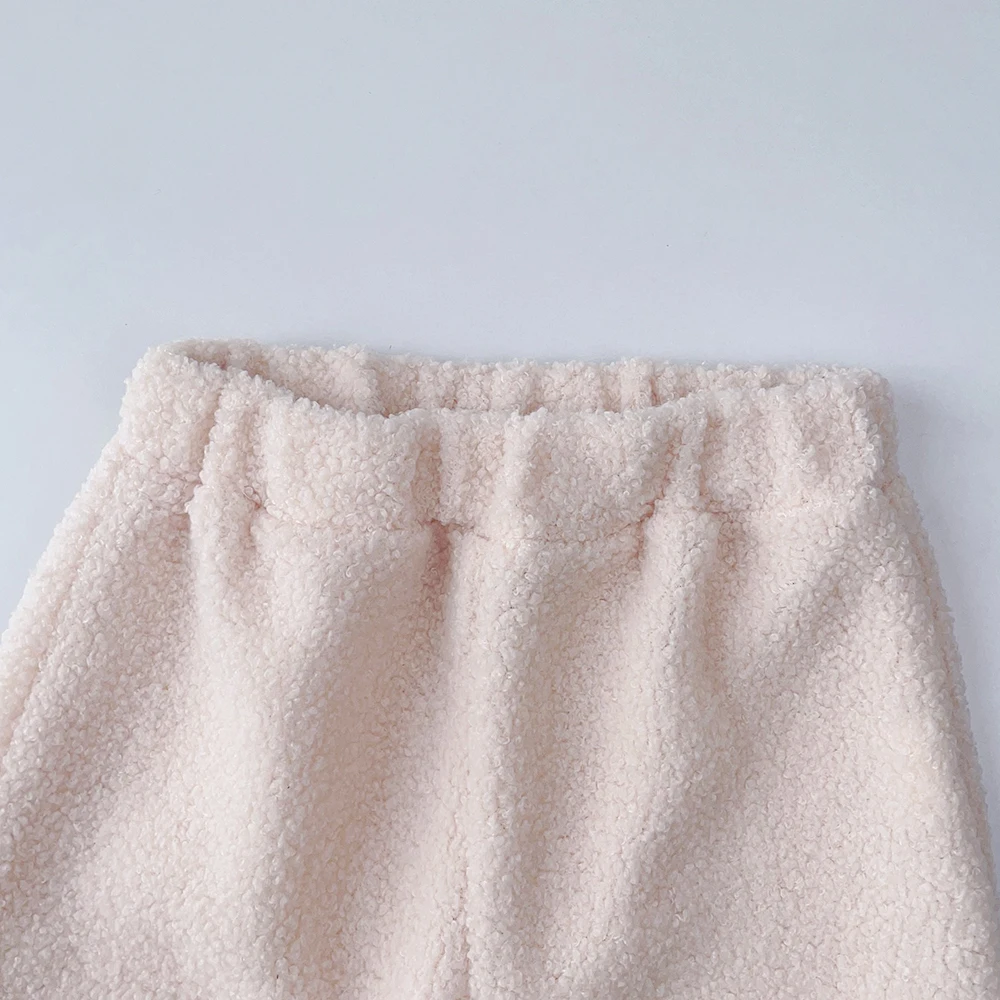3-7 Jahre Alte Mädchen Herbst- und Winterkleidung, Warme Rosa Plüschjacke mit Hohem Kragen und C-Buchstaben-Design + Hose, Modisches Zweiteiler-Set für Kinder – Detail 5