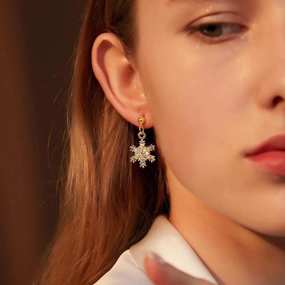 1 Pair of Winter Romantic Snowflake Pendant Earrings, Light Luxury Festive Earrings, Versatile Women's Earrings for Christmas and New Year, Everyday Dating and Party Accessories, Christmas Gifts
