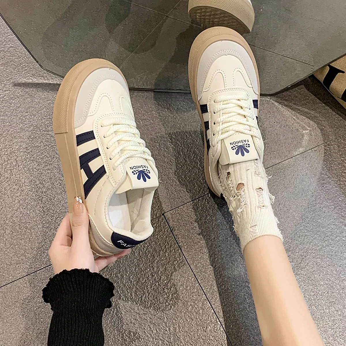 

Pop Women Outdoor Trainers Platform Shoes Height Increasing Chunky Sneakers Training Women Black White Frosted Leather Casual Sh