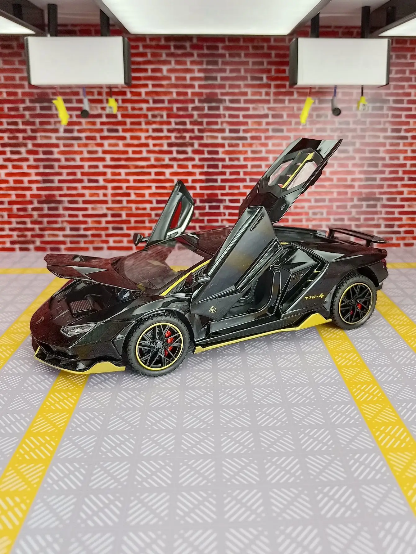 1:24 Lamborghini LP770 alloy car model, doors and engine hood, trunk can be opened  rich details, fine workmanship