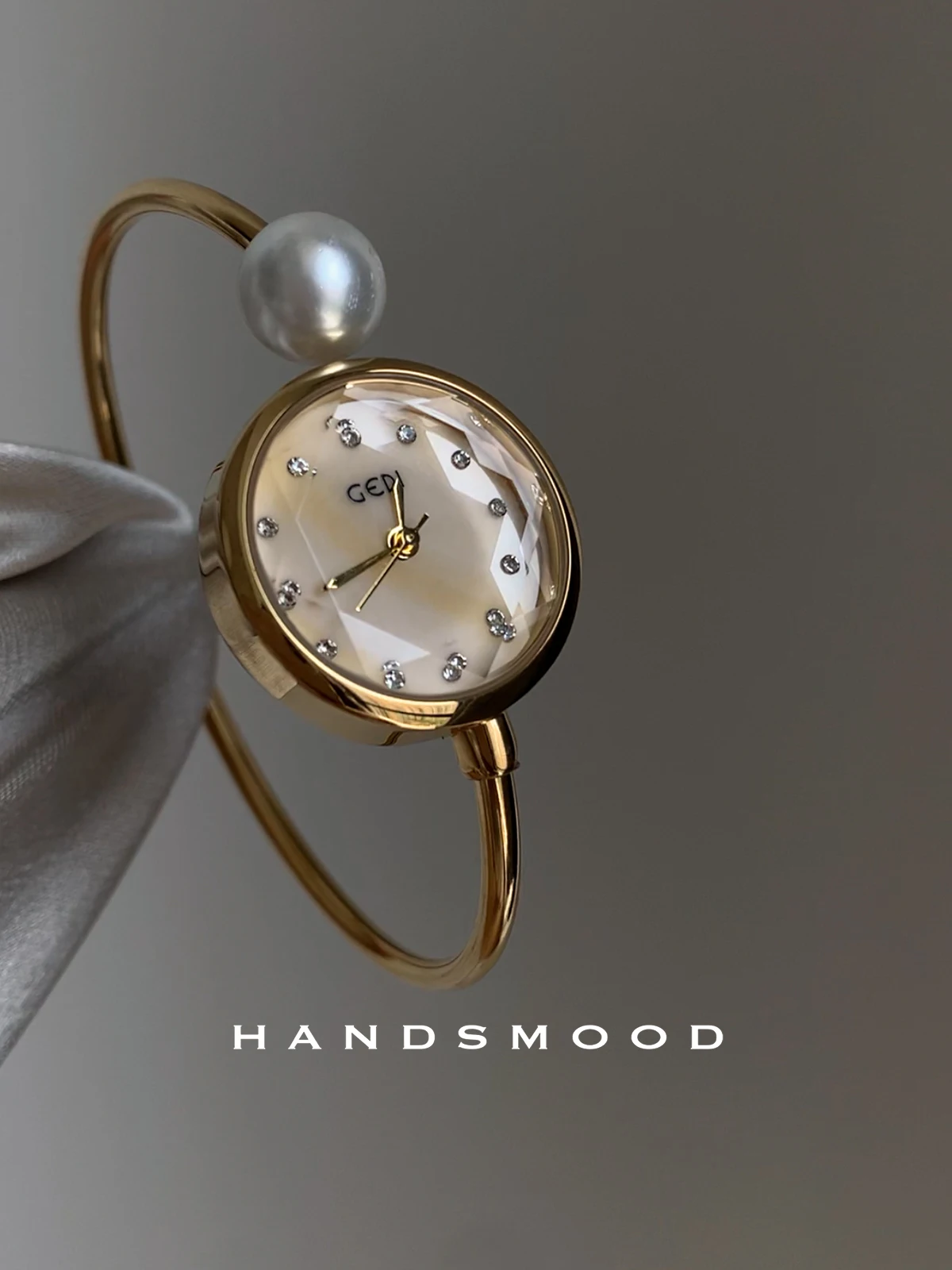 ساعة يد نسائية أنيقة، سوار فاخر ومتطور، ساعة نسائية عصرية وأنيقة، اختيار راقي. #1