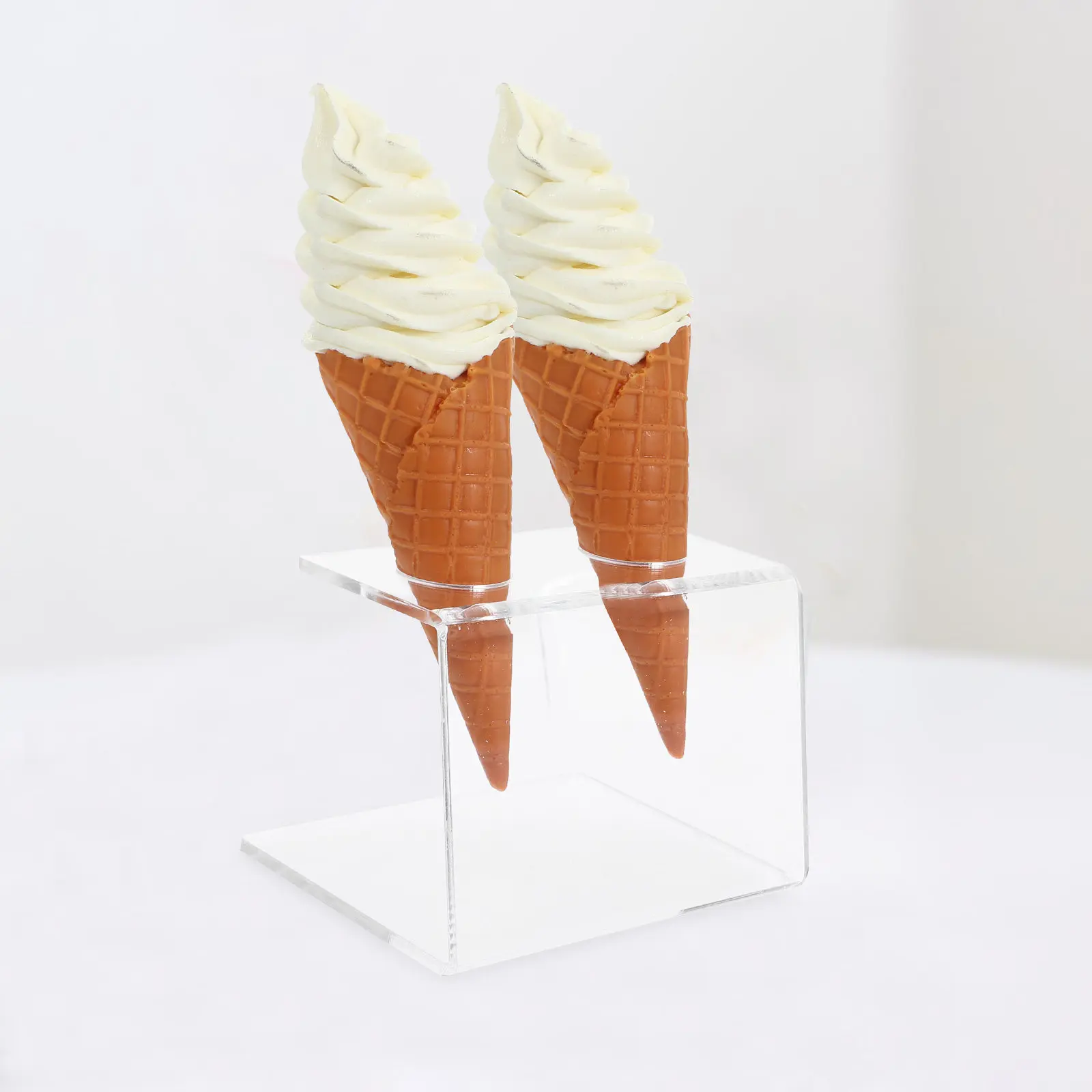 

Clear Acrylic Ice Cream Cone Stand High Transparency Display Holder for Desserts Cupcakes Snacks Elegant Party Table Decoration
