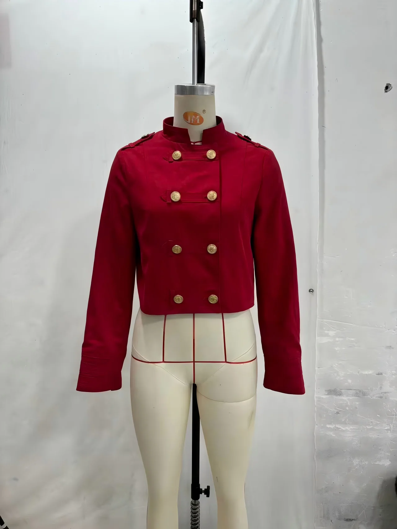 KONDALA Vintage Streetwear Einfarbige Frühlingsjacke für Damen Rot Mode 2026 Doppelreihige High-Street-Chic Kurze Damenjacke – Detail 2