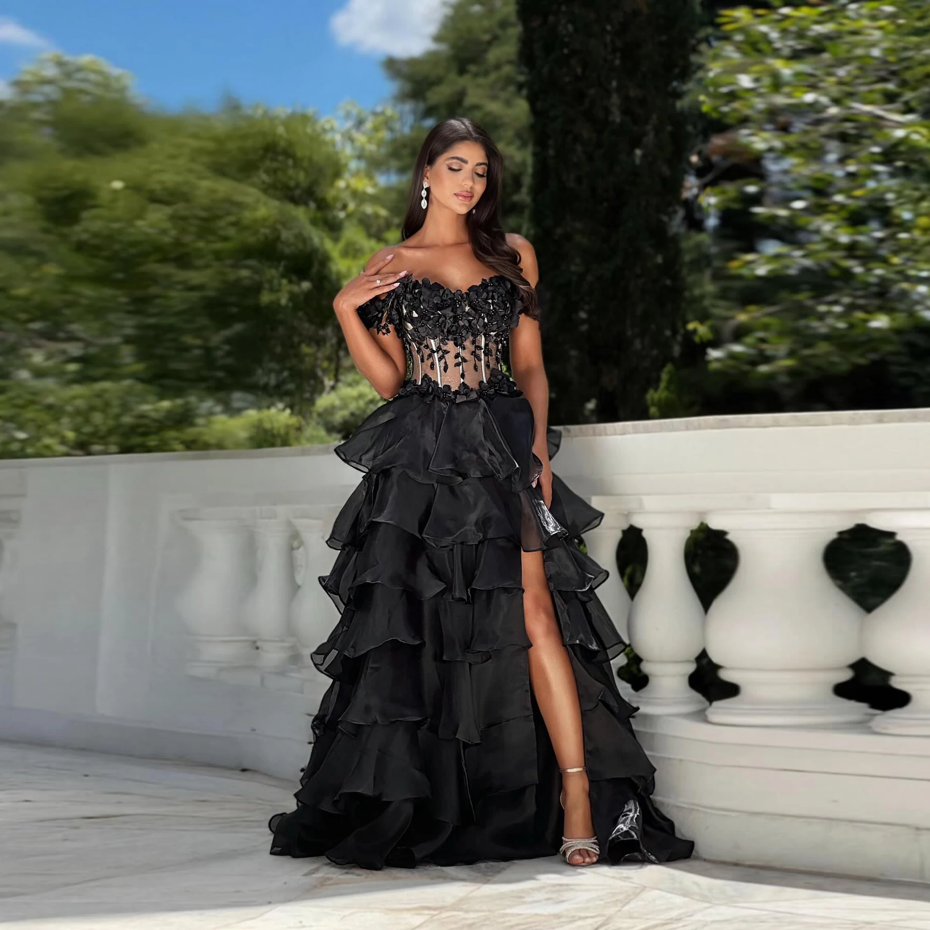 

Очаровательные черные хрустальные вечерние платья с лепестками и открытыми плечами, корсет сзади, платье для выпускного вечера с разрезом по бокам, трапециевидные многоуровневые вечерние платья с рюшами